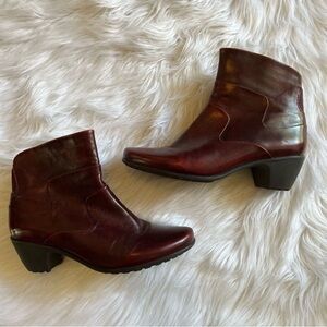 Regarde le Ceil burgundy boots 8.5